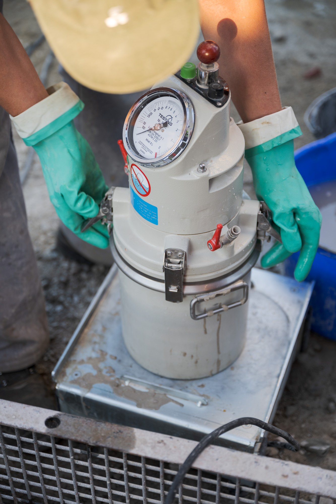 Mit Hilfe eines Luftporenmessgerätes werden die Luftporen im Beton kontrolliert.