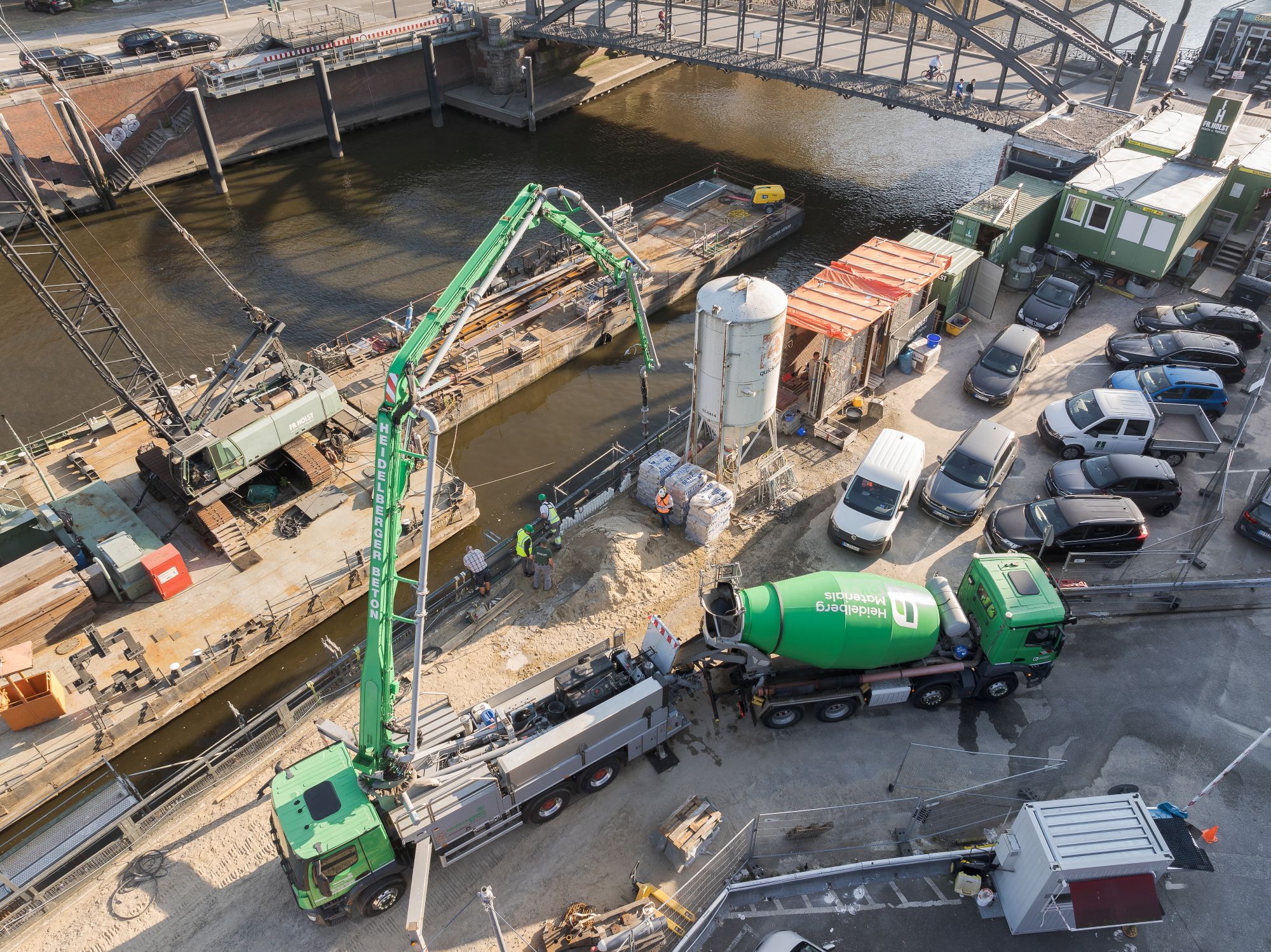 Baustelle mit Betonfahrmischer und Betonpumpe neben einem Kanal in der Speicherstadt.