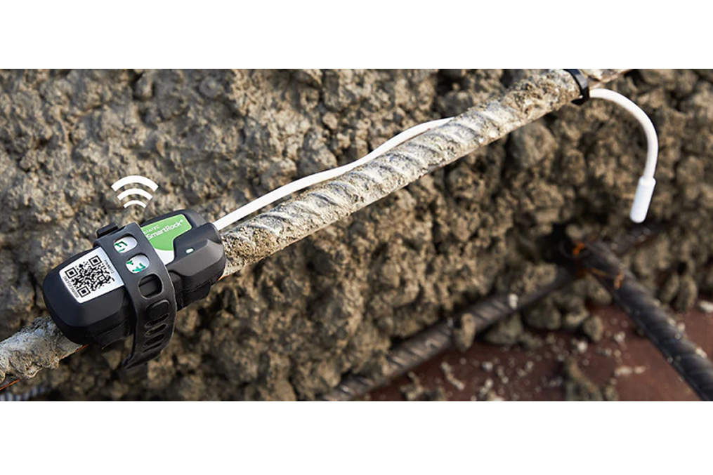 Der wartungsfreie und kabellose Betonsensor SmartRockTM wird an der Bewehrung angebracht und misst rund alle 15 Minuten die Hydratationswärme im Beton-Bauteil.