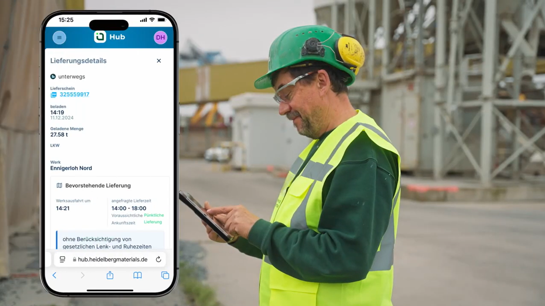 Ein Arbeiter in Sicherheitskleidung und Schutzhelm betrachtet ein Tablet vor einem Zementwerk; daneben eine Smartphone-Anzeige mit einer App-Oberfläche.