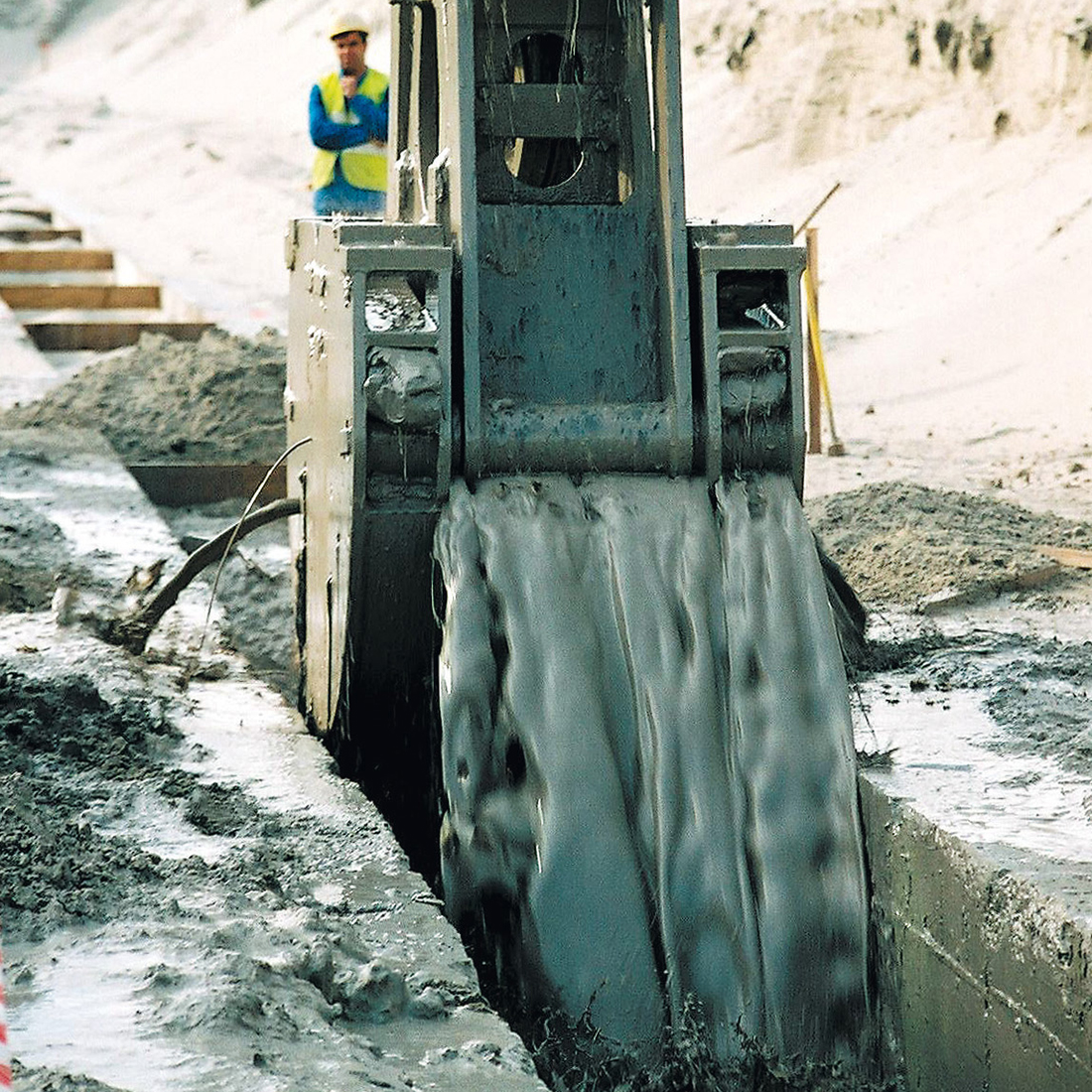 Seku-mix ist ein bewährter Dichtwandbaustoff, der zur Abdichtung von Baugruben oder auch im Hochwasserschutz zur Abdichtung von Dämmen und Deichen eingesetzt wird.