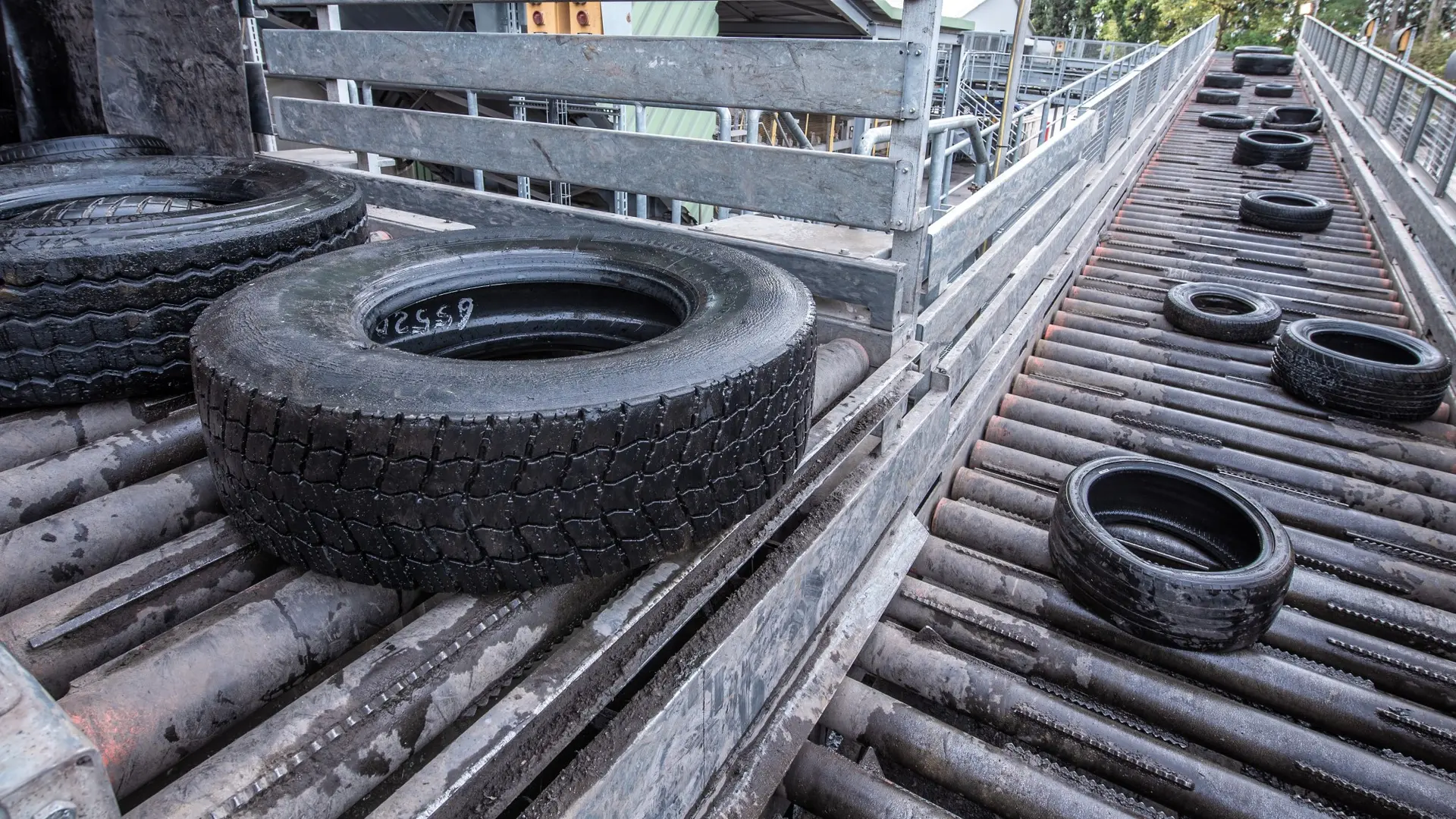 Zu unseren vorausschauenden Umweltschutzmaßnahmen gehört auch die Schonung von Ressourcen und Deponieraum durch den Einsatz von Sekundärbrenn- und rohstoffen.