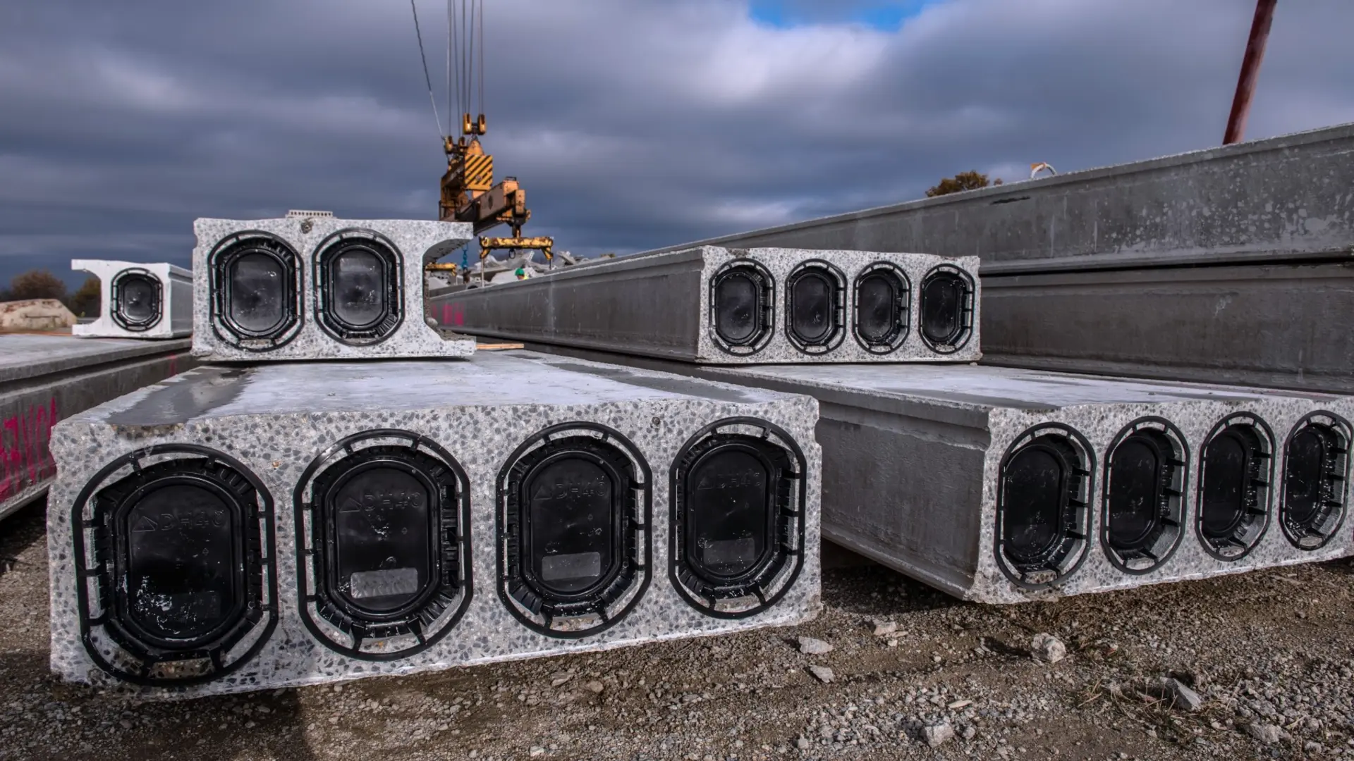 Mit Spannbeton-Hohldecken bauen Sie schnell und unübertroffen wirtschaftlich. Die Lieferzeiten sind kurzfristig und flexibel planbar.
