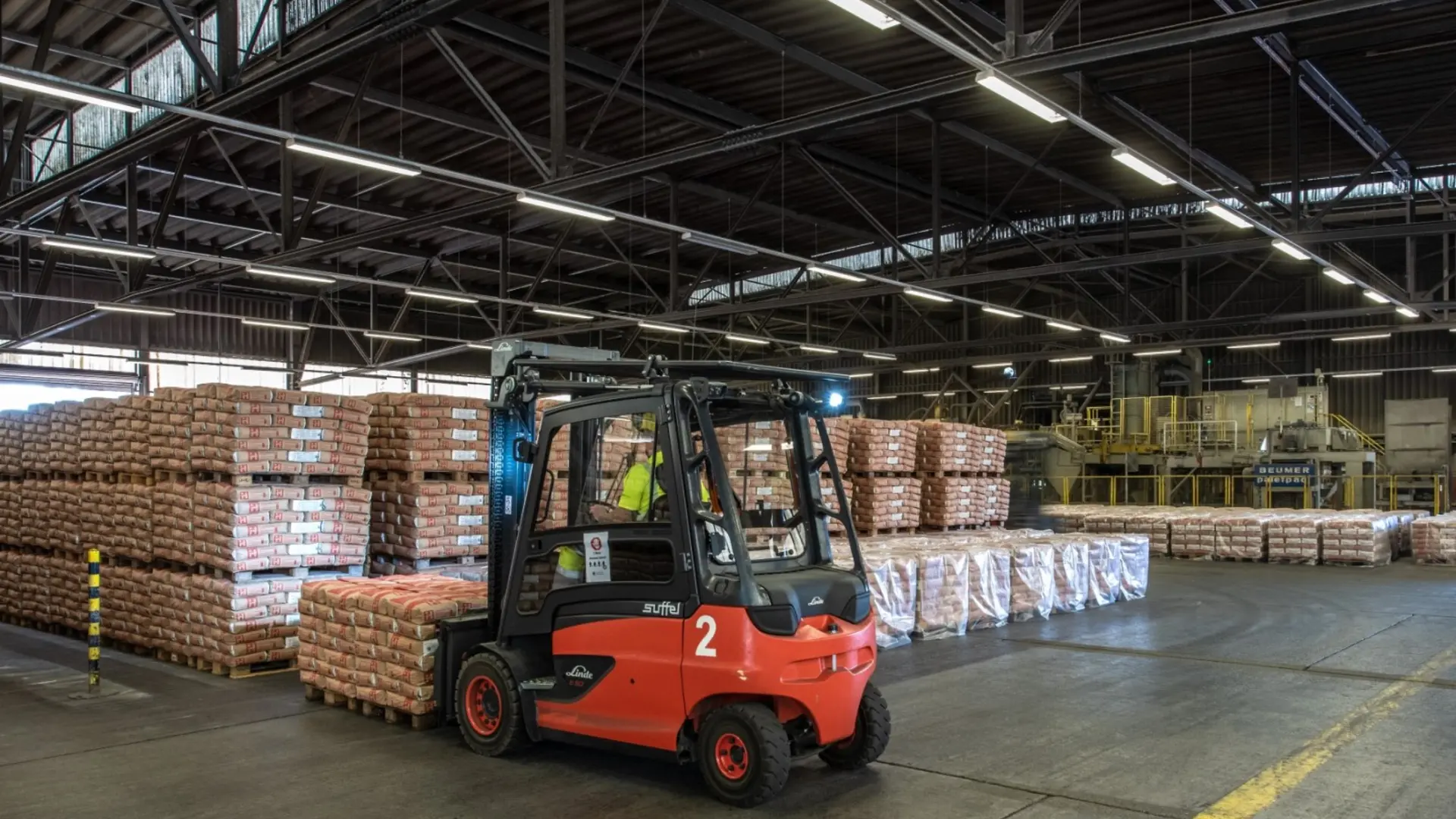 Verpackung / Sackzement - Ein kleiner Anteil des Zementes erreicht den Kunden als Sackware, abgefüllt durch Rotopacker und gestapelt über automatische Palettieranlagen.