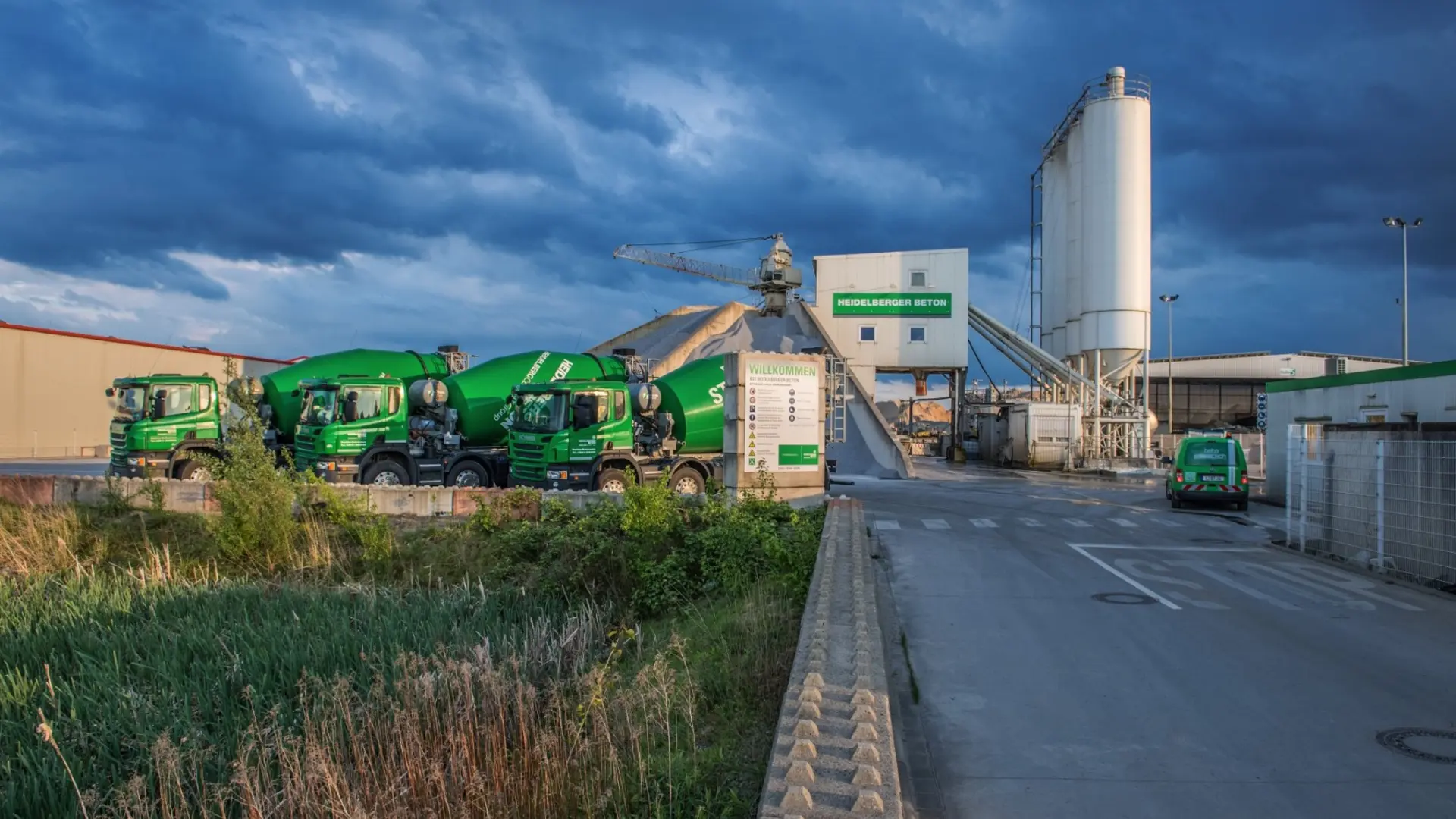 Heidelberger Beton liefert aus einem der bundesweit rund 170 Transportbetonwerke mit einem leistungsstarken und modernen Fuhrpark für Ihr nächstes Betonprojekt.