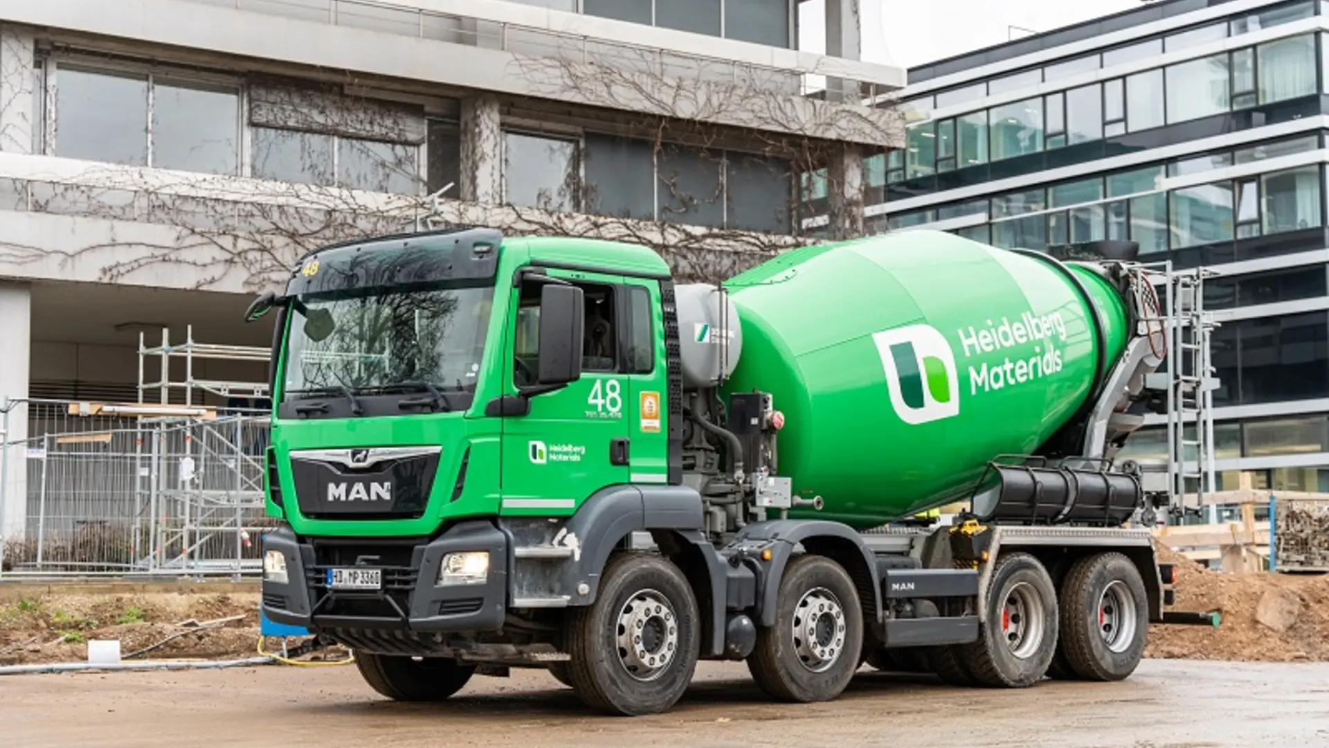 Betonanlieferung mit Fahrmischer von Heidelberg Materials
