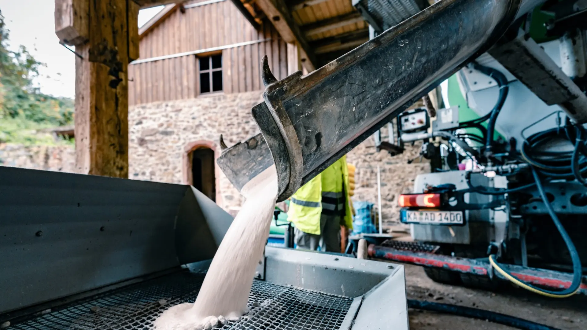 Anhyment Calciumsulfat-Fließestrich direkt einbaufertig aus dem Fahrmischer