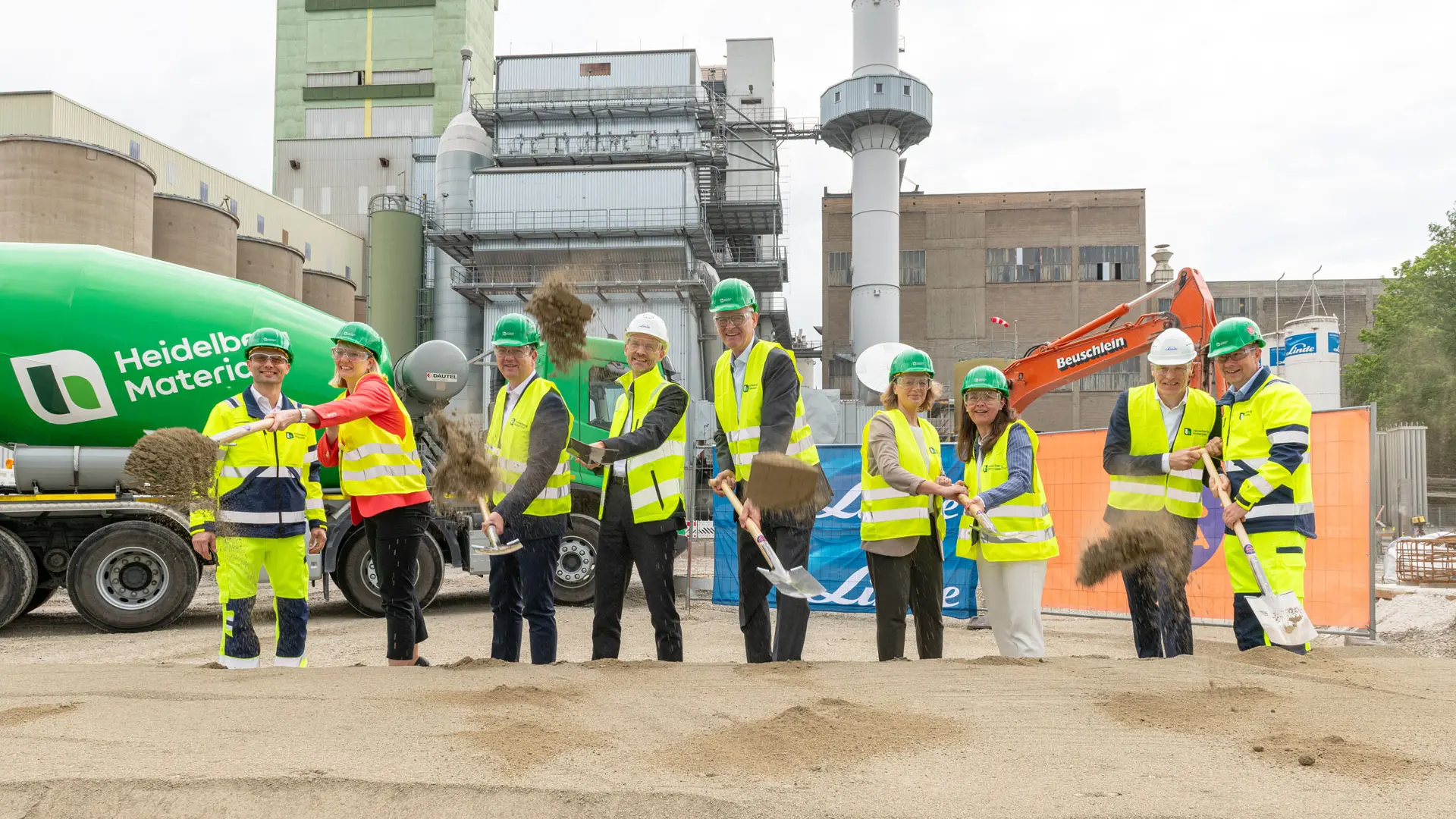 Spatenstich für die weltweit erste großtechnische CO₂-Abscheide- und Aufbereitungsanlage in der Zementindustrie 