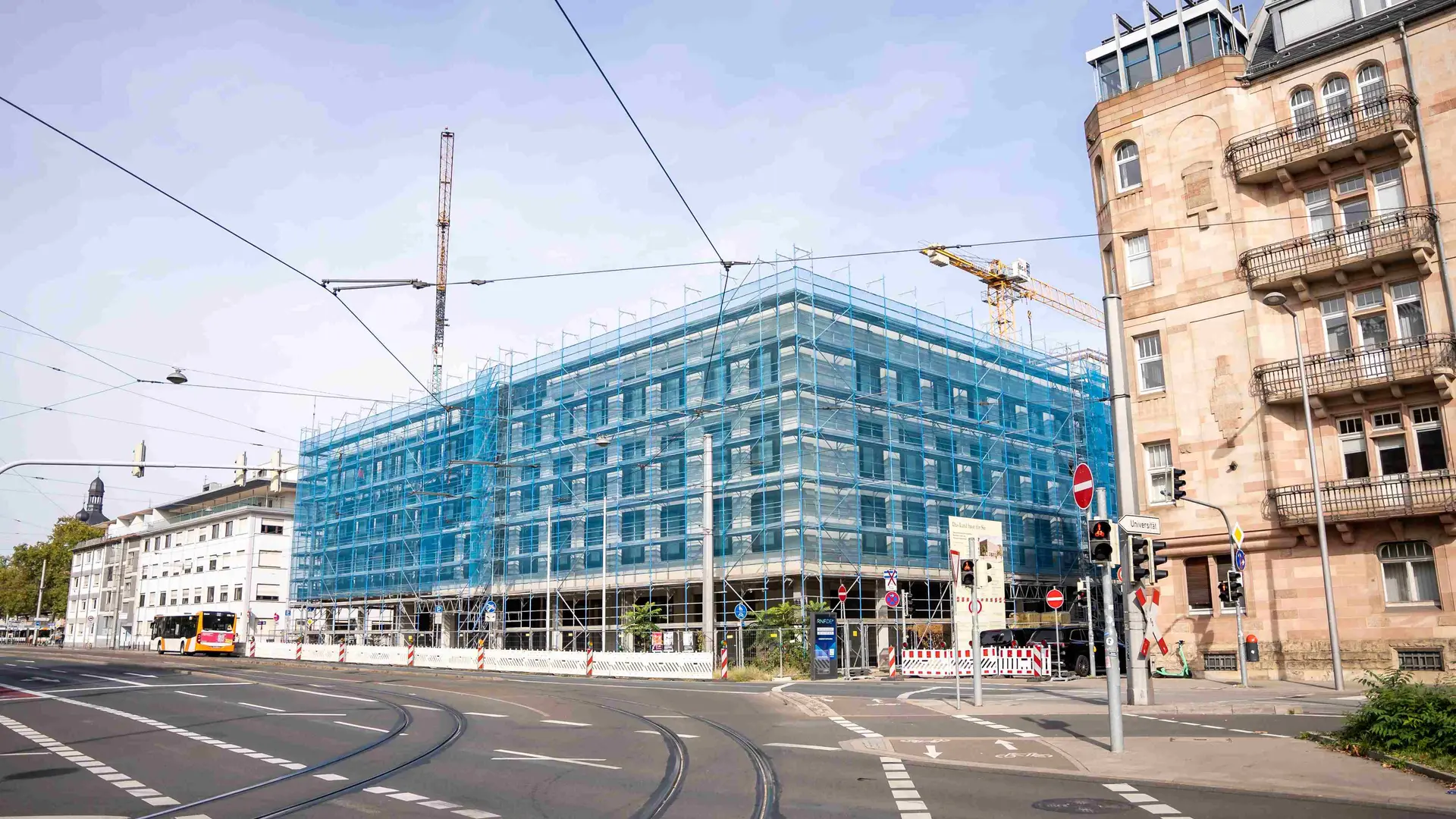 Ein Gesamtbild auf das neue Finanzamtgebäude, welches sich noch im Bau befindet.