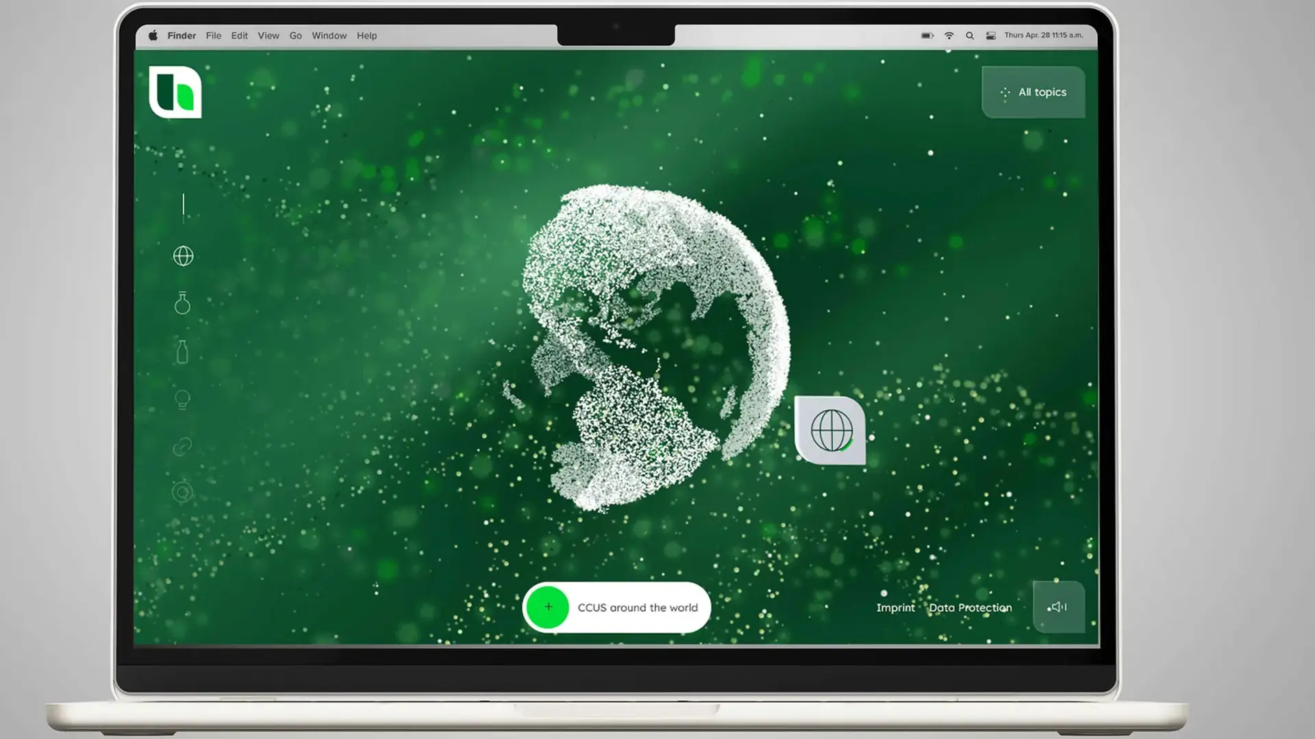Laptop-Bildschirm mit einer Benutzeroberfläche, die eine grüne Weltkugel auf dunklem Grün-Hintergrund zeigt; oben links ein App-Logo, rechts ein Button mit einer Einstellungsschaltfläche, unten eine grüne Aktionsschaltfläche mit Text. Kleine Punkte und Grafiken um die Weltkugel symbolisieren digitale Vernetzung.