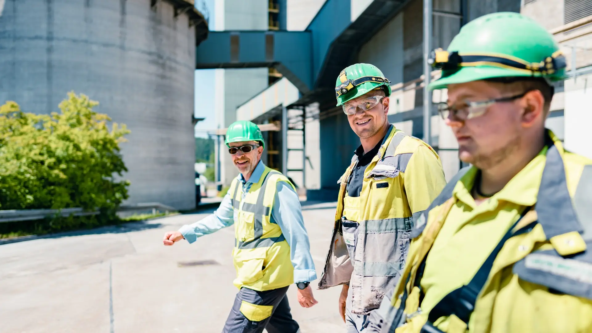 Drei Mitarbeiter in PSA in einem Zementwerk von Heidelberg Materials.
