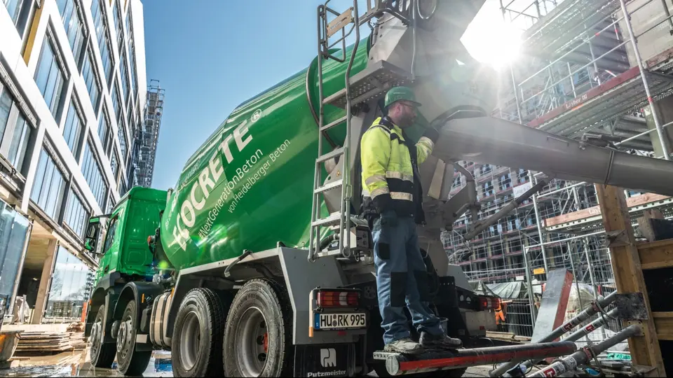 Als Fahrer bei der HeidelbergCement Logistik hat jeder Fahrer sein eigenes Fahrzeug. "Das Besondere an dem Job als Betonmischerfahrer: es ist sehr abwechslungsreich, man hat jeden Tag andere Baustellen, andere Kunden und man kommt viel rum".