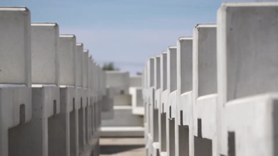 Die Heidelberger Betonelemente sind in Deutschland spezialisiert auf die Entwicklung von Systemlösungen für das Bauen mit Betonfertigteilen. Mit dem Einsatz vorgefertigter Betonteile sind zeitlich exakt steuerbare Baustellen mit schneller und einfacher Erstellung von Einzelgewerken sowie nachfolgender Arbeiten möglich. Dadurch erhöhen sich Wirtschaftlichkeit und Baufortschritt einer Baustelle nachhaltig.