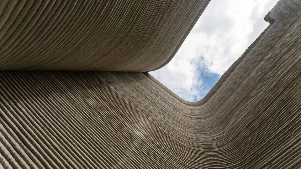 Gedruckt mit dem Hightech-3D-Baustoff von Heidelberg Materials, entsteht derzeit in Heidelberg innerhalb weniger Monate das größte 3D-gedruckte Gebäude Europas. Der Druck des Gebäudes – rund 54 Meter lang, 11 Meter breit und 9 Meter hoch – hat bereits am 31. März 2023 begonnen und wird voraussichtlich bis Ende Juli 2023 dauern.