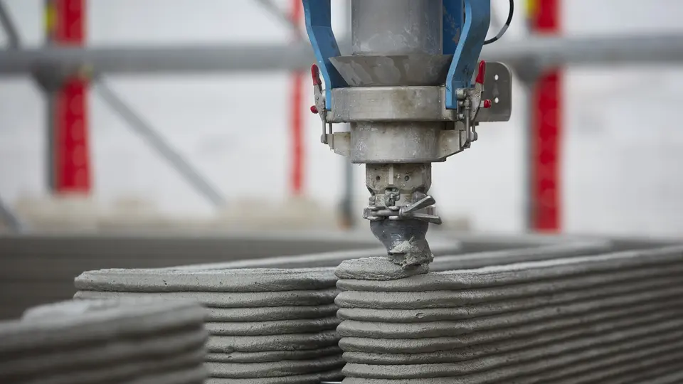 In diesem Film erfahren Sie mehr über das erste 3D-gedruckte, zweistöckige Wohnhaus in Deutschland aus Beton. Wie haben Architekt, Handwerker und Baustoffentwickler die Entstehung dieses Projektes erlebt? Was bedeutet der 3D-Betondruck für die Zukunft der Baubranche?