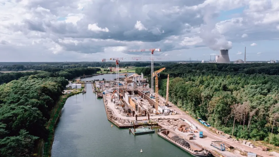 Der Dortmund-Ems-Kanal ist eine der wichtigsten Wasserstraßen Deutschlands. Innerhalb des rund 29 Kilometer langen nördlichen Kanalabschnitts befinden sich sechs Schleusen, die garantieren, dass Schiffe von Bevergern nach Gleesen einen Höhenunterschied von circa 29 Metern überwinden können. Viele Schleusen entlang des Kanals sind mittlerweile über 100 Jahre alt und entsprechen nicht mehr den Anforderungen der modernen Schifffahrt.