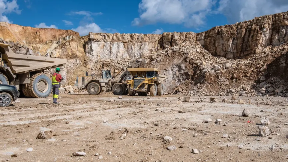 Der Weg vom Kalkstein zum Zement, er ist mit überdimensionalen Zahlen nur so gepflastert: Können Sie sich vorstellen wieviel Tonnen Gestein bei einer einzigen Sprengung im Kalksteinbruch aus der Wand krachen? Oder wieviel PS nötig sind, um allein nur diese Massen zu den Brecheranlagen zu transportieren? Wussten Sie, dass fließend heiße Lava kühler ist, als die Höchsttemperatur in einem Drehrohrofen oder wieviel Paletten Zement täglich in einem Werk produziert werden, neben der losen Ware für Silofahrzeuge?