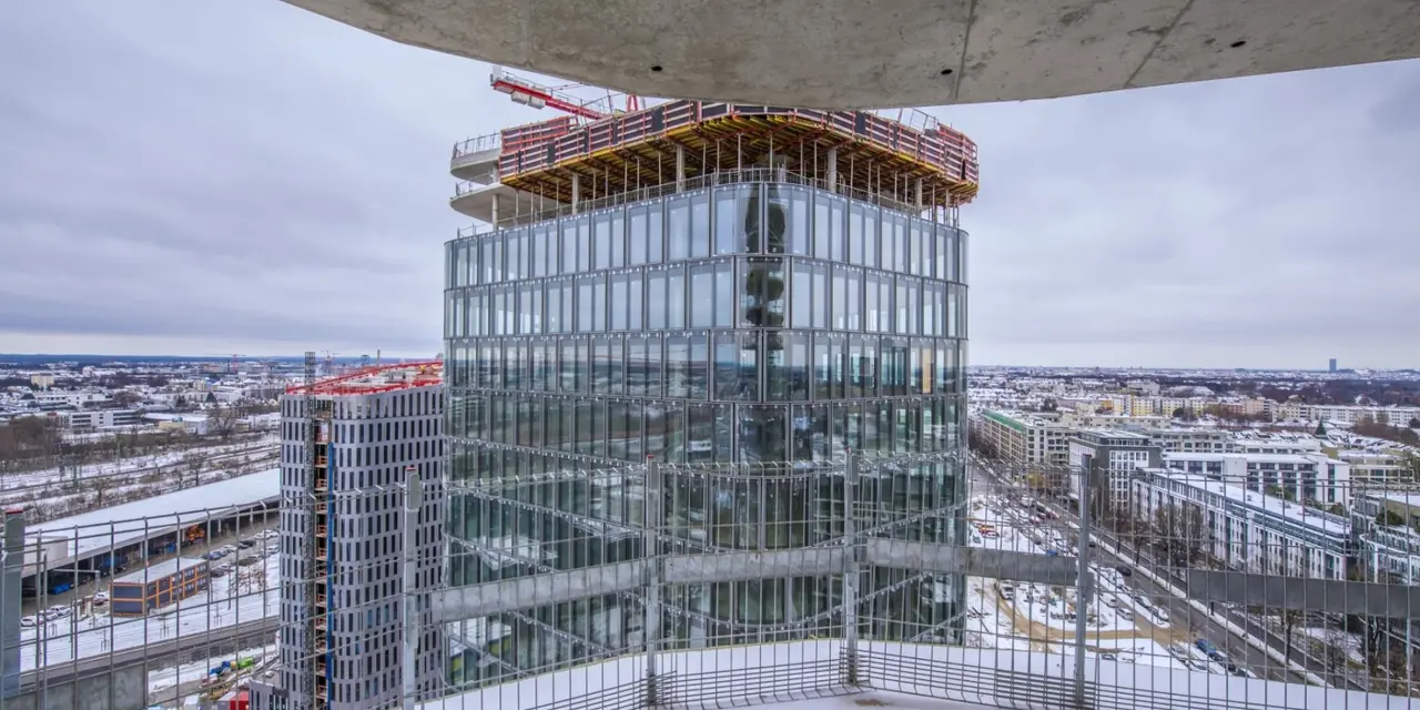 Die Heidelberger Beton GmbH lieferte für zwei der Türme bisher eine Vielzahl unterschiedlicher Betone auf die Baustelle, darunter Bohrpfahlbeton für den Spezialtiefbau, Massenbeton für die 2,40 Meter dicken Bodenplatten, die unter dem Bemessungsgrundwasserstand eingebaut wurden, Chronocrete für den komplexen Dachaufbau und hochfesten Beton der Druckfestigkeitsklasse C80/85 für die Stützen.