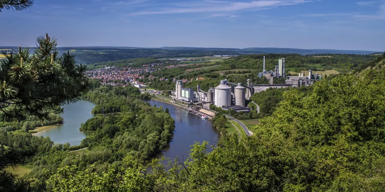 Im Werk Lengfurt von Heidelberg Materials soll 2025 die weltweit erste Carbon Capture and Utilisation (CCU)-Anlage im großtechnischen Maßstab in der Zementindustrie in Betrieb gehen.