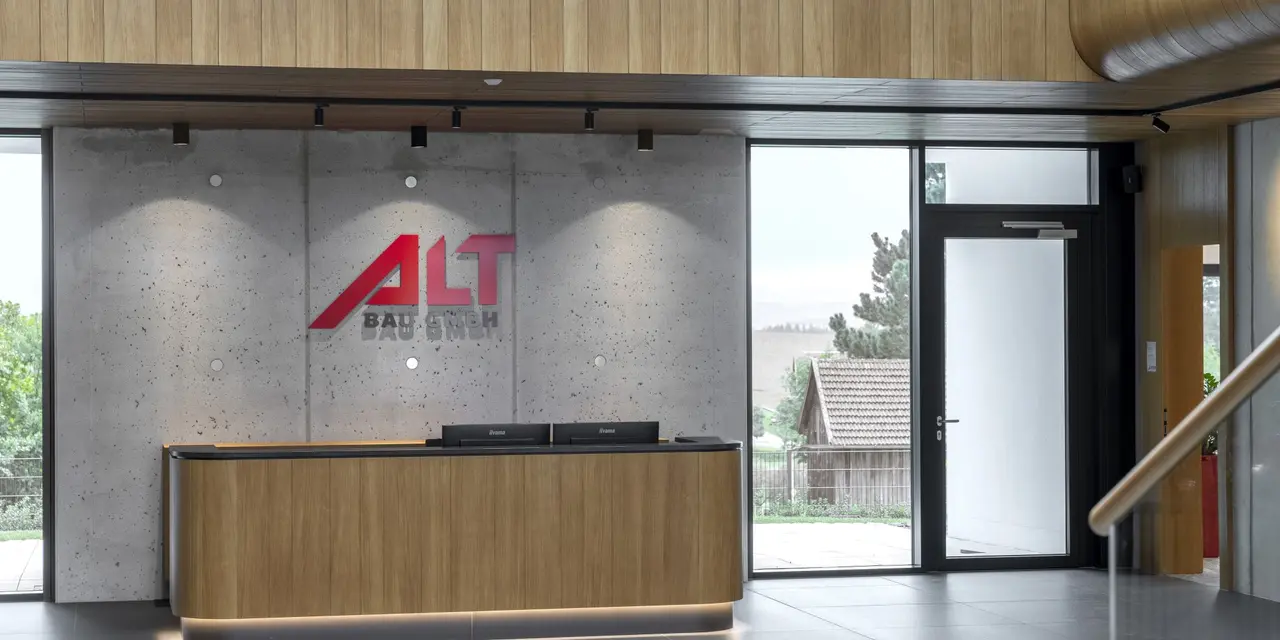 Das Bürogebäude dient auch als Referenzobjekt, um Kunden zu zeigen, wie man die Baustoffe Beton, Glas und Holz zu einem harmonischen Ganzen kombinieren kann.