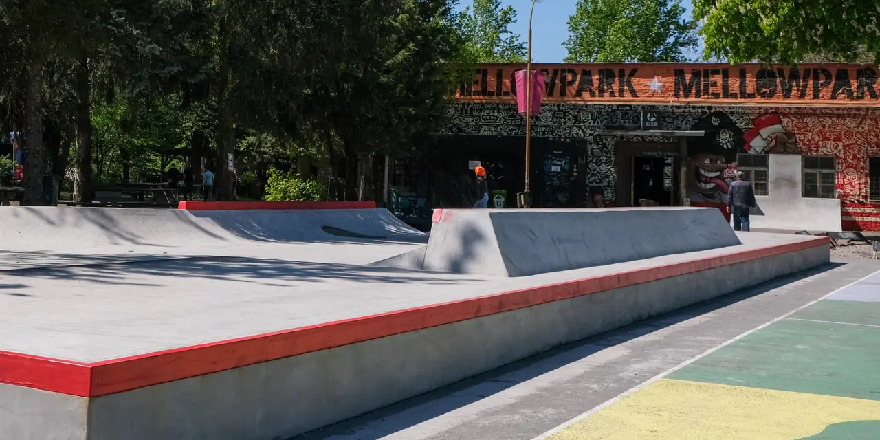 Skateanlage Mellowpark in Berlin: Betonfläche mit herausragenden Betonelementen