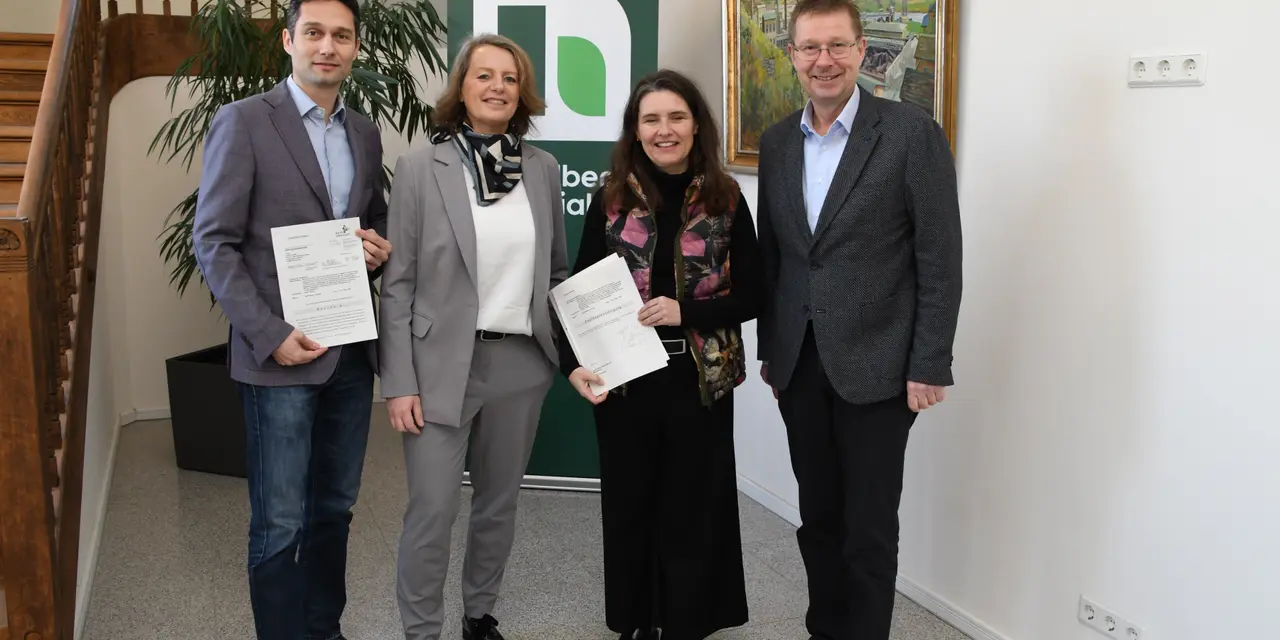 Übergabe der Baugenehmigung für die CCU-Anlage von Landrätin und Bürgermeisterin
