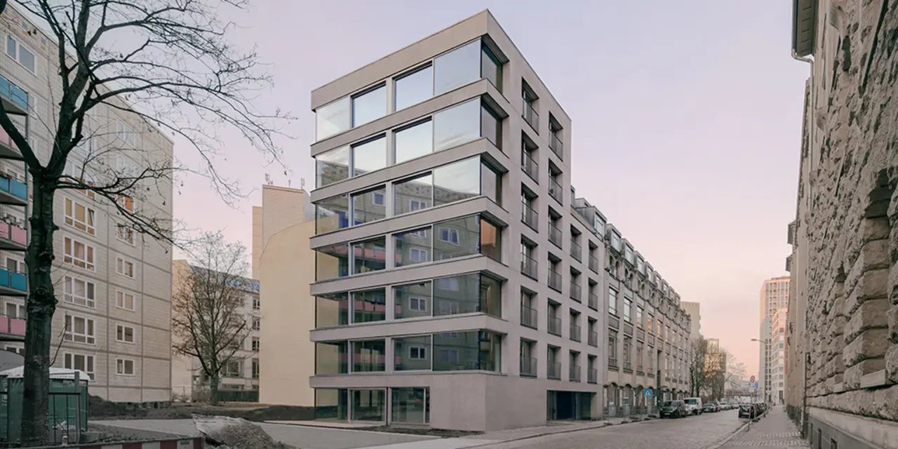 Blick auf die filigrane Struktur des Wohnhauses in der Magazinstraße in Berlin Mitte