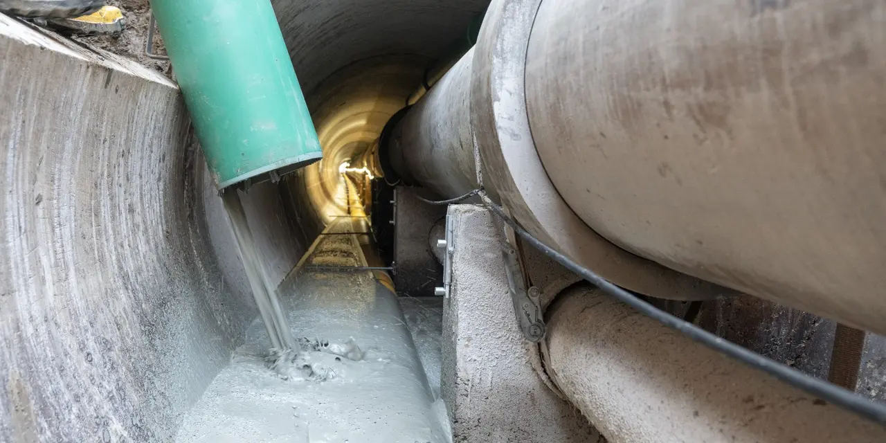 Füllmaterial Poriment umschließt alle Leitungen im Tunnel.
