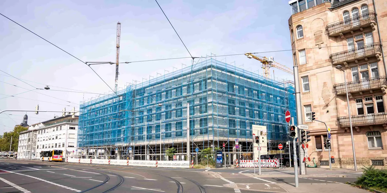 Ein Gesamtbild auf das neue Finanzamtgebäude, welches sich noch im Bau befindet.