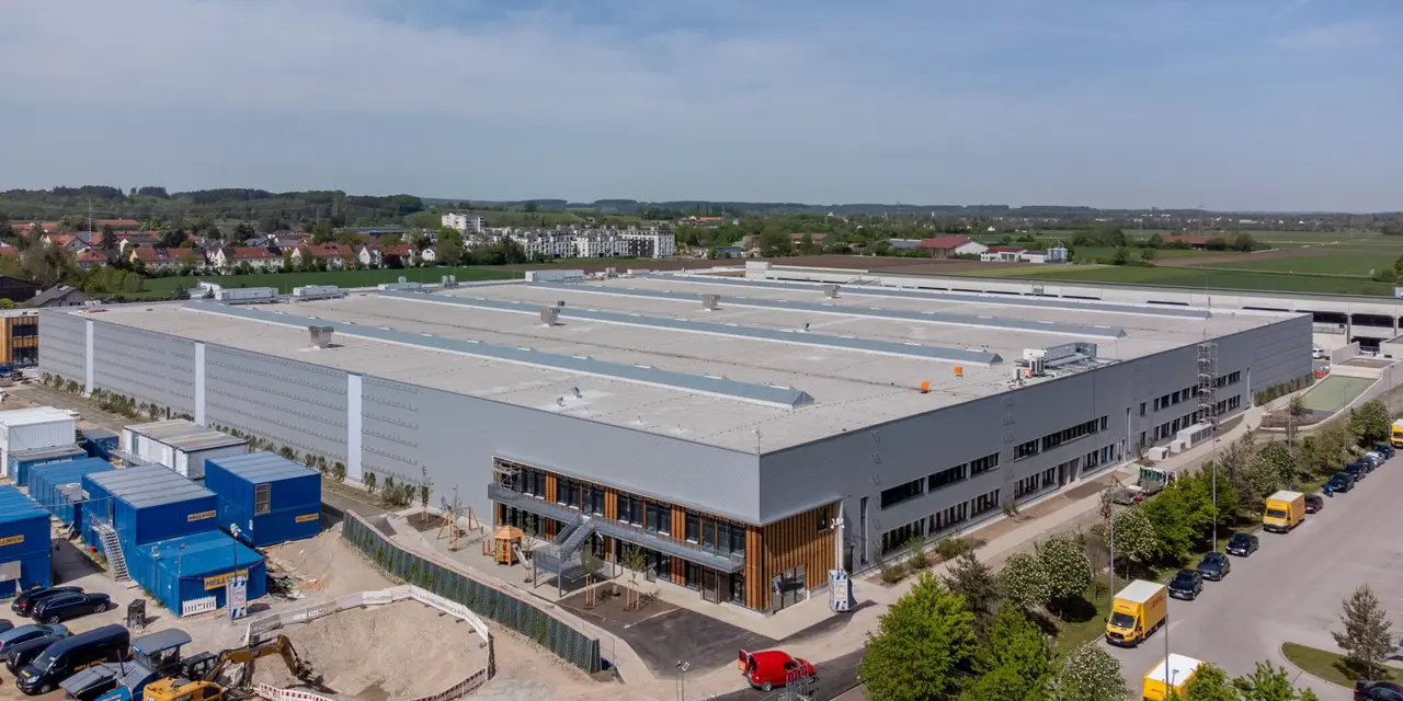 Luftaufnahme vom neuen DHL Paketzentrum in München