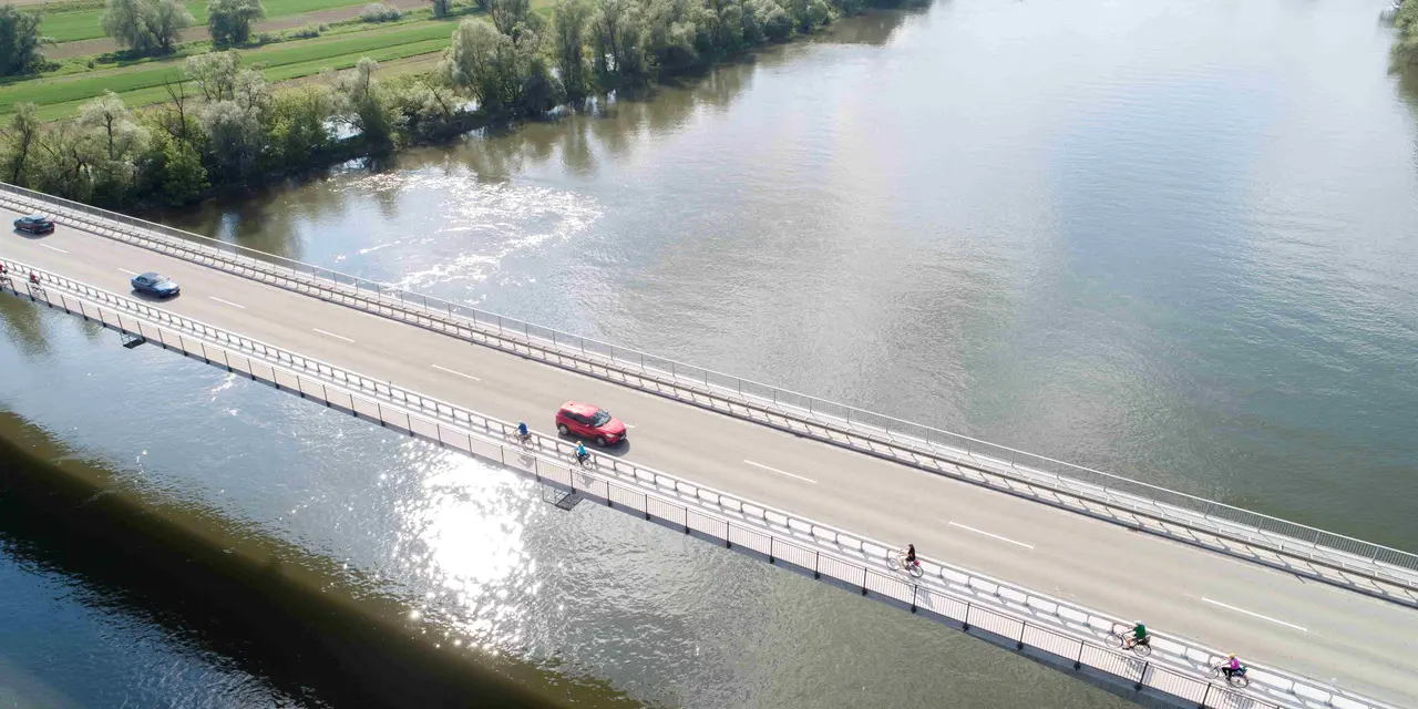 Eine Drohnenaufnahme auf die Xaver-Hafner-Brücke mit der neuen Fahrradweg aus Leichtbeton.