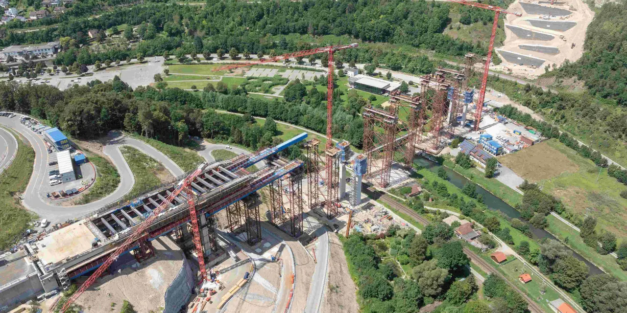 Ein Blick über das Neckartal und den Bau der neuen Schrägseilbrücke.