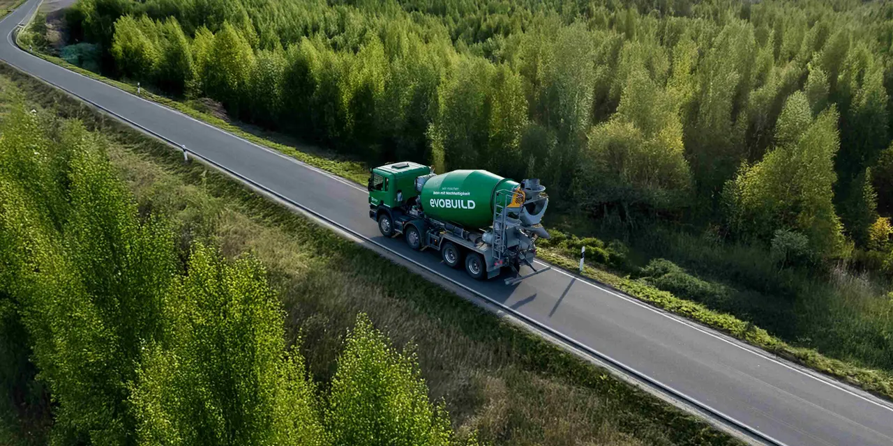 evoBuild-Produkte werden in allen Geschäftsbereichen erhältlich sein und entweder CO₂-reduziert (Zement und Beton), zirkulär (Beton) oder beides zugleich sein.