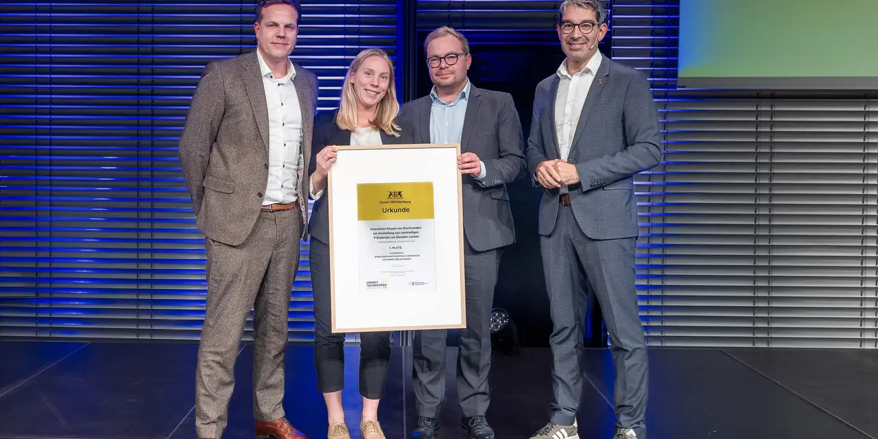 Nahmen den Umwelttechnikpreis BaWü 2025 von Dr. Andre Baumann (r.), Staatssekretär im Ministerium für Umwelt, Klima und Energiewirtschaft des Landes Baden-Württemberg entgegen: Stefan Heger, Director Global Alternative Fuels & Recycling, Berit Weldner, Managerin Business Development Mineralik, Valentin Hamar, Werkleiter Zementwerk Leimen, alle Heidelberg Materials (v.l.n.r.)