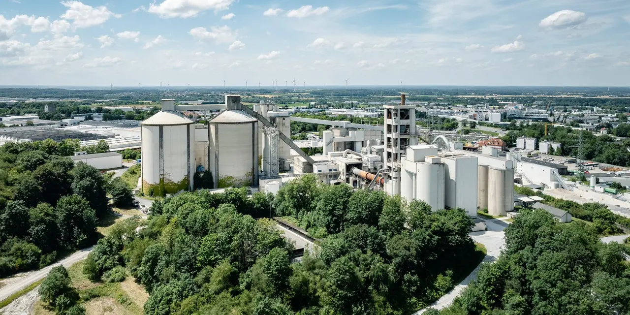 Luftaufnahme vom Zementwerk Paderborn der Heidelberg Materials AG