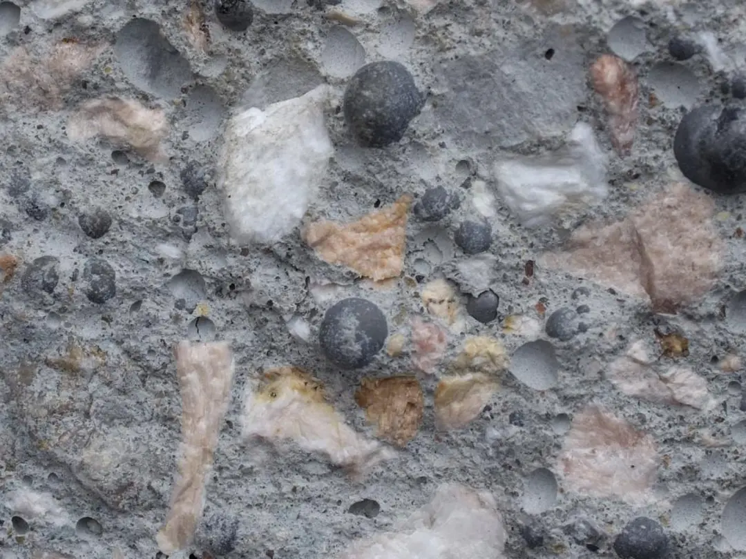 Beton ist generell für seine stabilen und robusten Eigenschaften bekannt. In einigen Bereichen stehen Architekten jedoch vor Aufgabenstellungen, für die Schwerbetone mit sehr hoher Rohdichte erforderlich sind. Sei es, um die im Grundwasser gegründeten Bauwerke gegen Auftrieb zu sichern oder um Strahlenbelastung zu begrenzen, wie sie in medizinischen Einrichtungen oder in Kraftwerken anfallen kann.