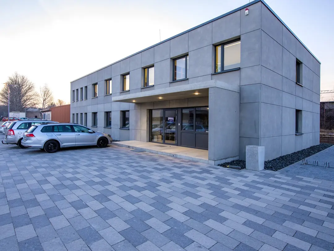 Die gesamte Kellerkonstruktion, von den Außenwänden über die Innenwände, Treppen, Dichtungssystemen und Versorgungskanäle werden als System angeboten.