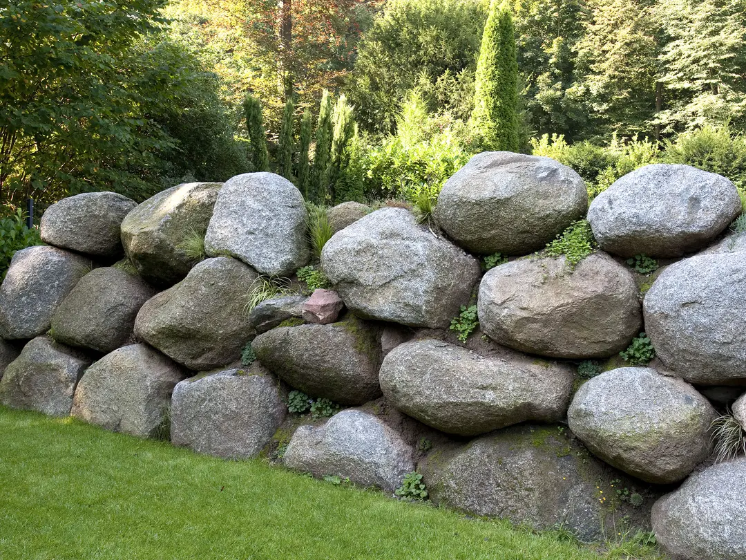 Heidelberg Materials Mineralik hat sich mit modernster Siebtechnik, kontinuierlicher Qualitätsüberwachung und höchsten Qualitätsstandards auf die Anforderungen für den Garten- und Landschaftsbau eingestellt. Das Ergebnis sind spezielle Produkte für nahezu alle Bereiche des Gartens.