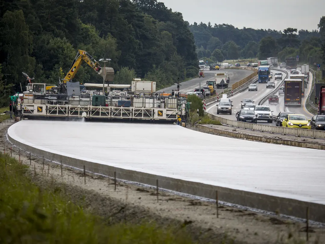 Mit einer Gesamtlänge von 530 km ist die A9 eine der längsten Autobahnen Deutschlands. Die Besonderheit liegt in der gemeinsamen Belieferung von Heidelberg Materials Mineralik, Werk Elster-Kies sowie Heidelberg Materials. Ein Betonfertiger, der drei Spuren überstreckt, verarbeitet täglich zwischen 1.000 bis 2.000 Tonnen Sand und Kies.