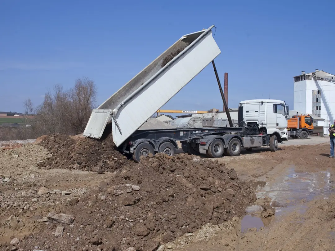 In einer Anzahl von Abbaustätten bieten wir die Annahme von Bauschutt, unbelastetem Bodenaushub aus Baustellen und Baggergut aus dem Wasserbau an, die in unseren Werken umweltgerecht gelagert und entsorgt werden.