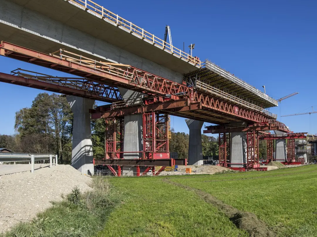 Bei Ingenieurbauwerken handelt es sich um größere, komplexe Bauteile, die einer hohen Belastung und Umweltbeanspruchung ausgesetzt sind. Beton ist der geeignete Baustoff für solche anspruchsvollen Bauvorhaben jeder Größenordnung.