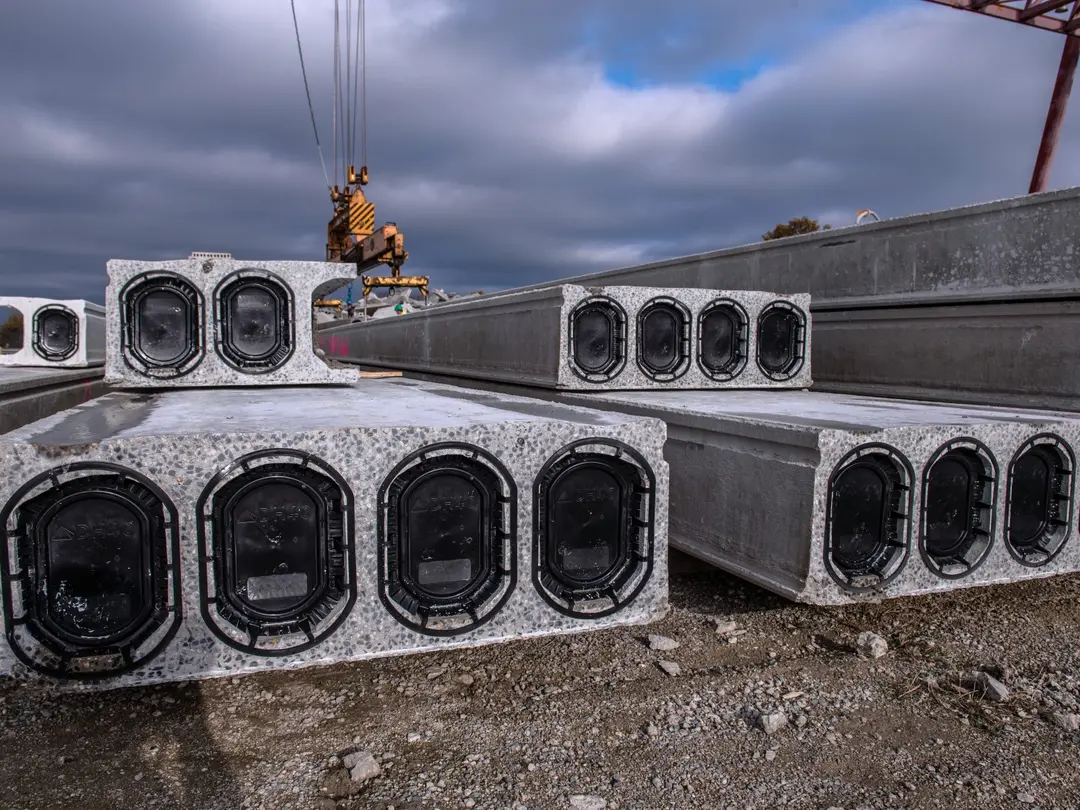 Mit Spannbeton-Hohldecken bauen Sie schnell und unübertroffen wirtschaftlich. Die Lieferzeiten sind kurzfristig und flexibel planbar.