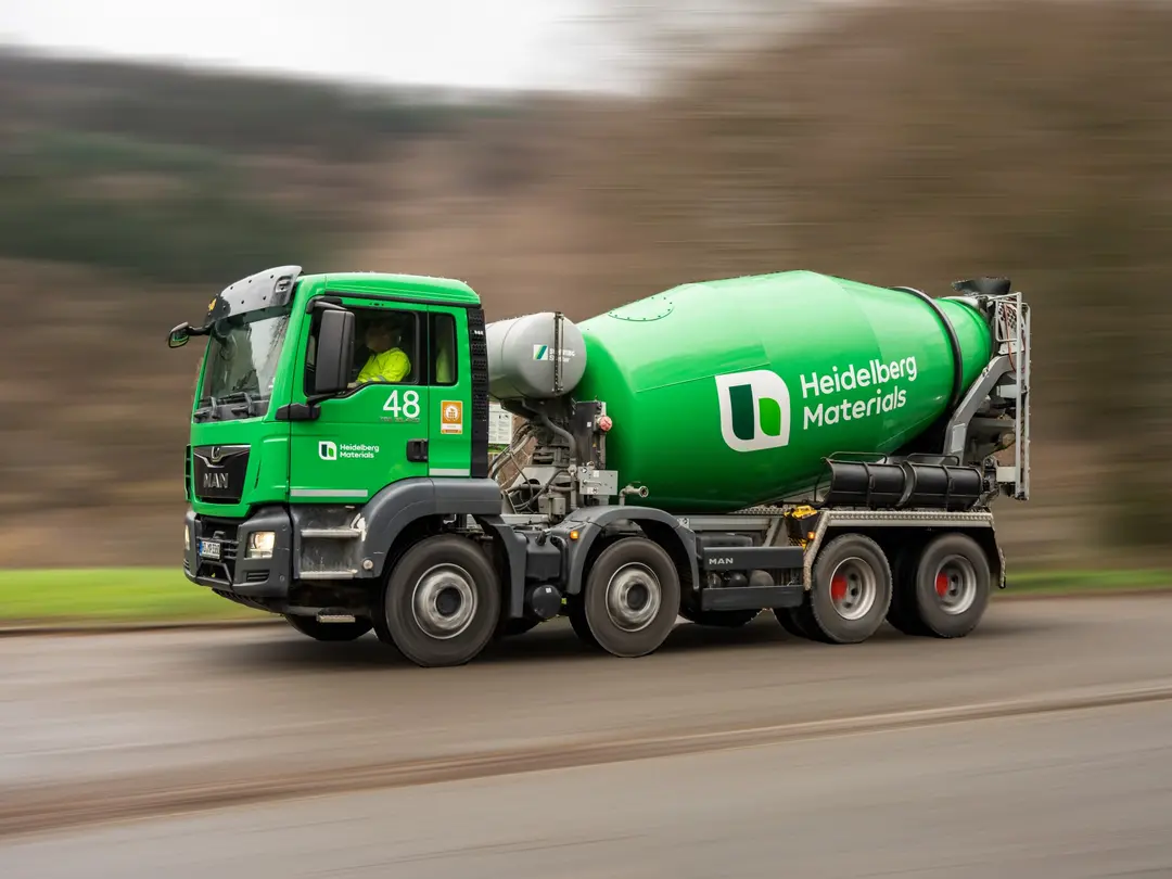 Unsere Fahrmischer-Flotte aus 140 eigenen Fahrzeugen und rund 450 Fahrzeugen von Vertragspartnern liefert Frischbeton dahin, wo er benötigt wird.