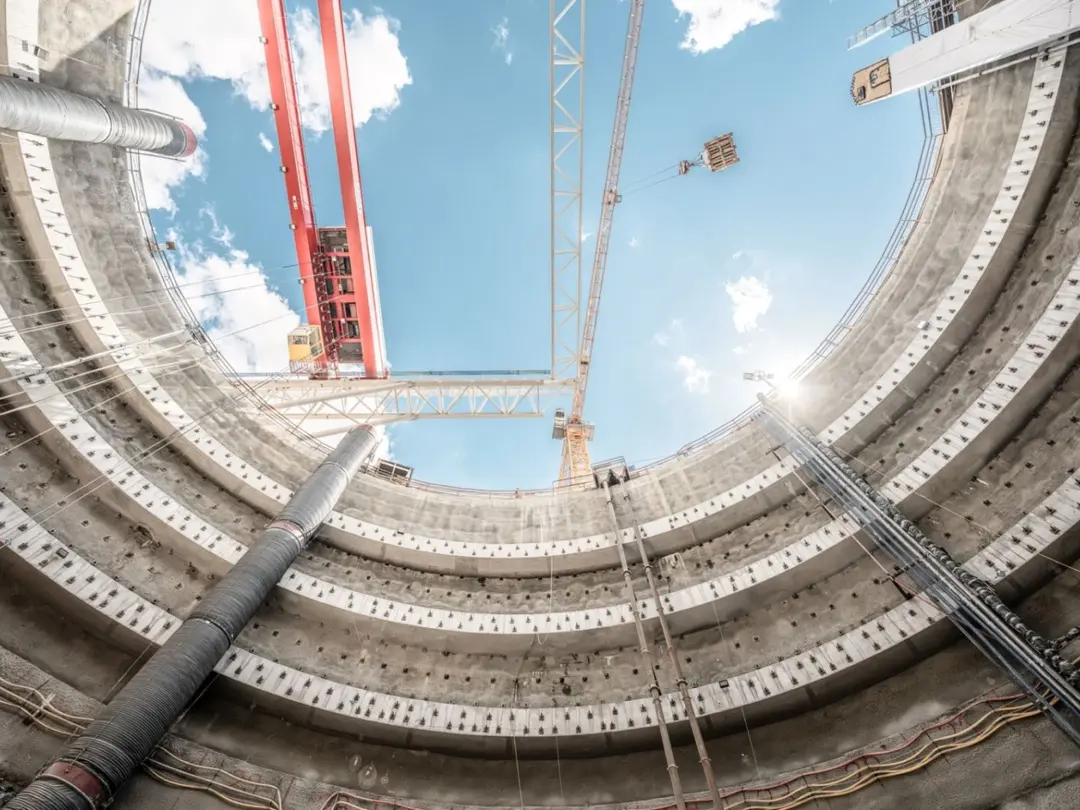 Zement ist der entscheidende Bestandteil und macht Beton zu einem der wichtigsten Baustoffe weltweit. Produziert werden die Zemente für verschiedene Anforderungen von Heidelberg Materials in 10 Werken deutschlandweit.