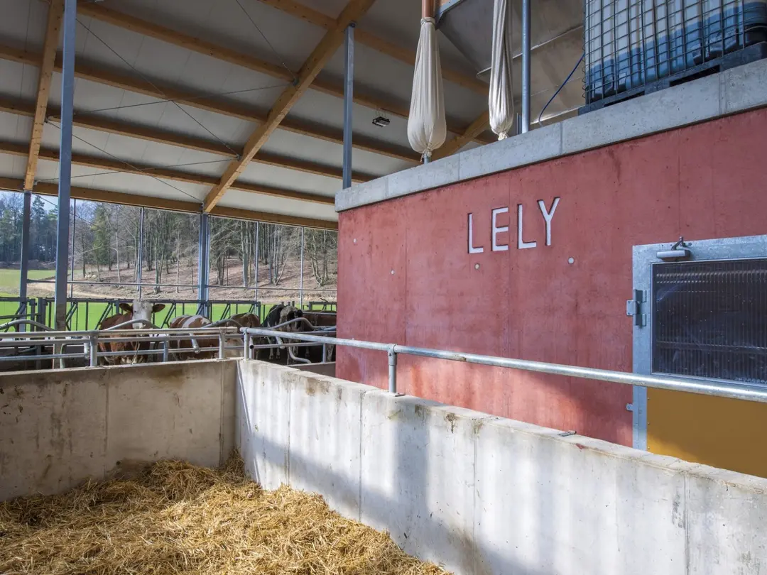 Ob beim Bau von Lagerflächen, Gülleanlagen, Ställen oder Wirtschaftswegen, Beton hat sich hier durch seine hervorragenden Eigenschaften bewährt.