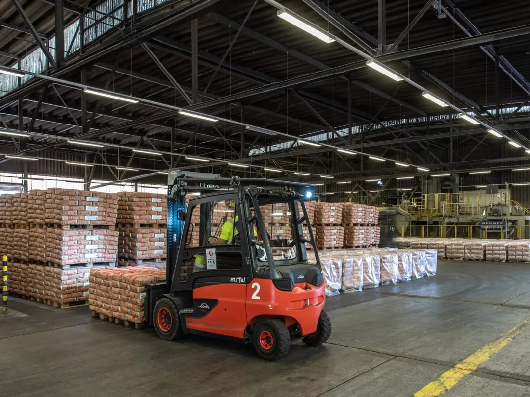 Verpackung / Sackzement - Ein kleiner Anteil des Zementes erreicht den Kunden als Sackware, abgefüllt durch Rotopacker und gestapelt über automatische Palettieranlagen.