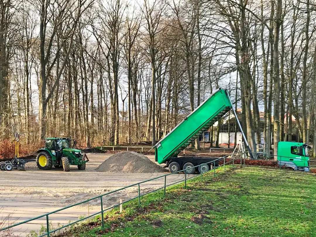 Der Reitplatz für die Landeswettbewerbe im Dressurreiten in Bad Segeberg wurde mit den Baustoffen der Heidelberg Materials Mineralik in einer Drei-Schicht-Bauweise neu angelegt.