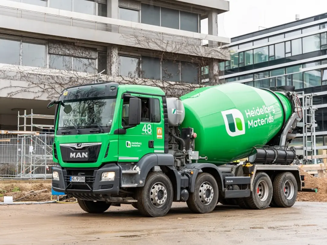Betonanlieferung mit Fahrmischer von Heidelberg Materials