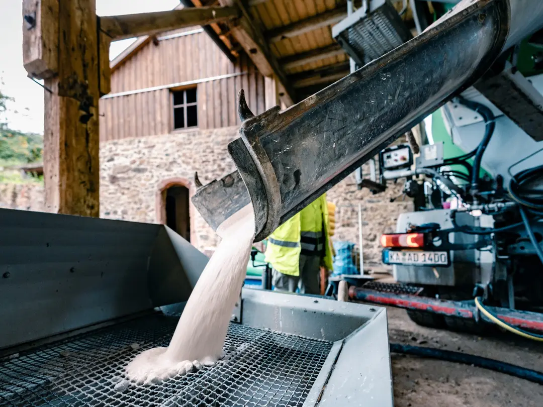 Anhyment Calciumsulfat-Fließestrich direkt einbaufertig aus dem Fahrmischer