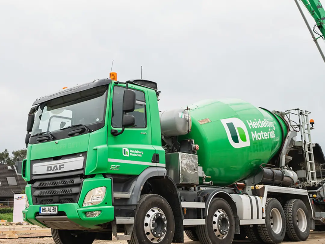 Fahrmischer und Betonpumpe von Heidelberg Materials Beton im Einsatz